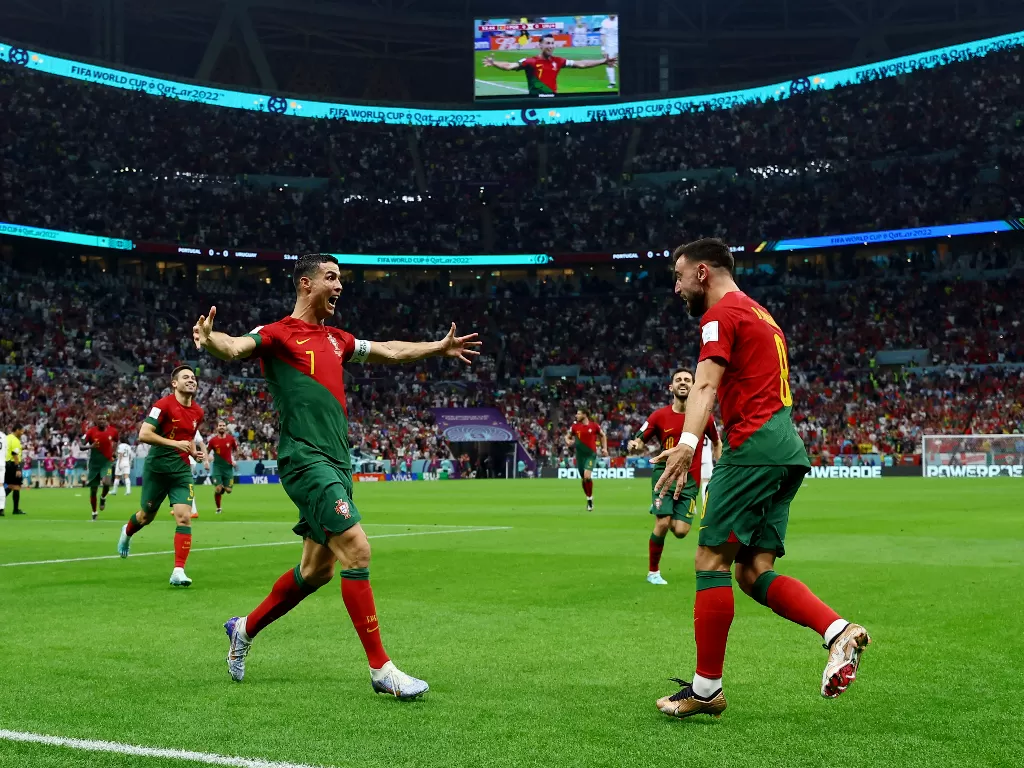 Cristiano Ronaldo dan Bruno Fernandes merayakan gol Portugal ke gawang Uruguay di Piala Dunia 2022. (REUTERS/Lee Smith)