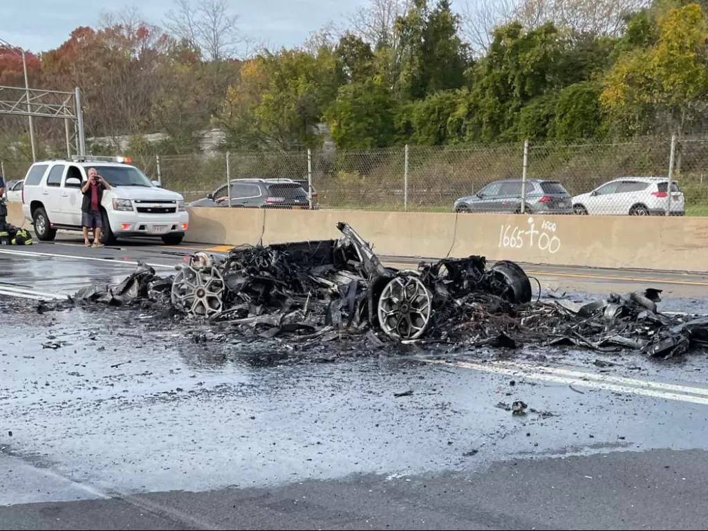 Lamborghini Aventador 2021 yang mengalami kecelakaan dan terbakar di tengah jalan. (Facebook/Melville Volunteer Fire Department)