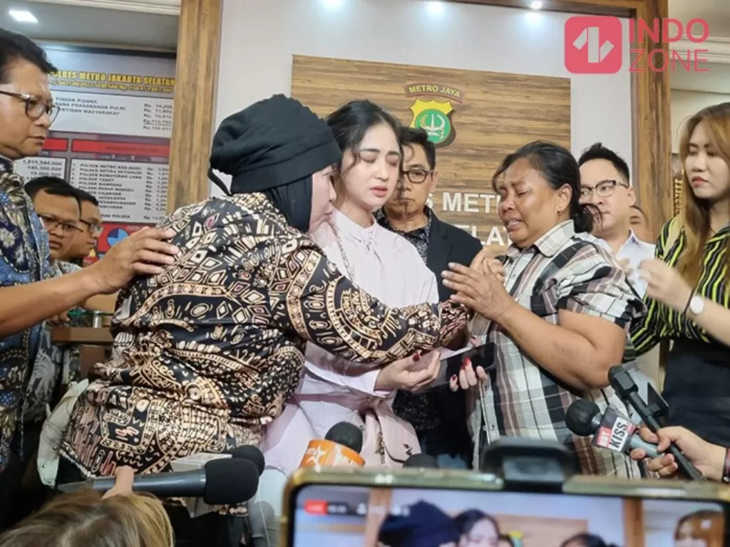 Haters Dewi Perssik Minta Maaf ke Ibunda (Indozone/Arvi Resvanty)