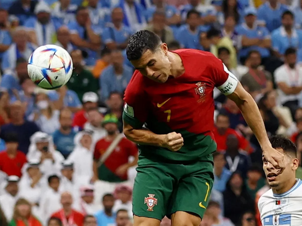Kapten Timnas Portugal, Cristiano Ronaldo, saat mencoba menyundul bola di laga melawan Uruguay (REUTERS/Lee Smith)