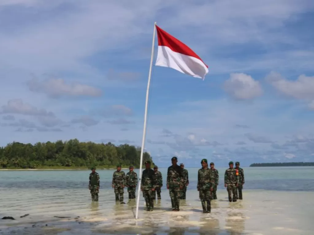 TNI AD melalui Komando Distrik Militer (Kodim) 1509/Labuha, mengibarkan bendera Merah Putih di pinggir Pantai Kepulauan Widi. (Antara/Abdul Fatah)