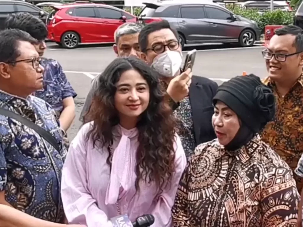 Dewi Persik bersama ibunya saat di Polres Metro Jakarta Selatan. (Z Creators/Eddy Suroso)