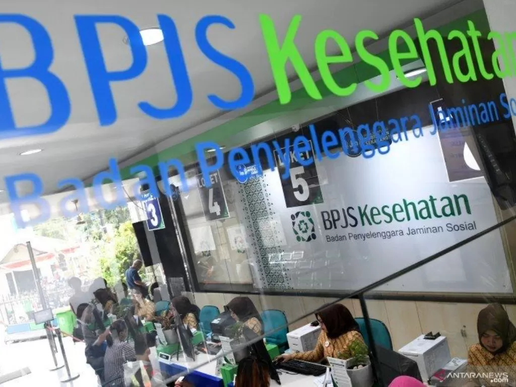 Ilustrasi Petugas melayani warga di Kantor Pelayanan BPJS Kesehatan di Jakarta. (Antara)