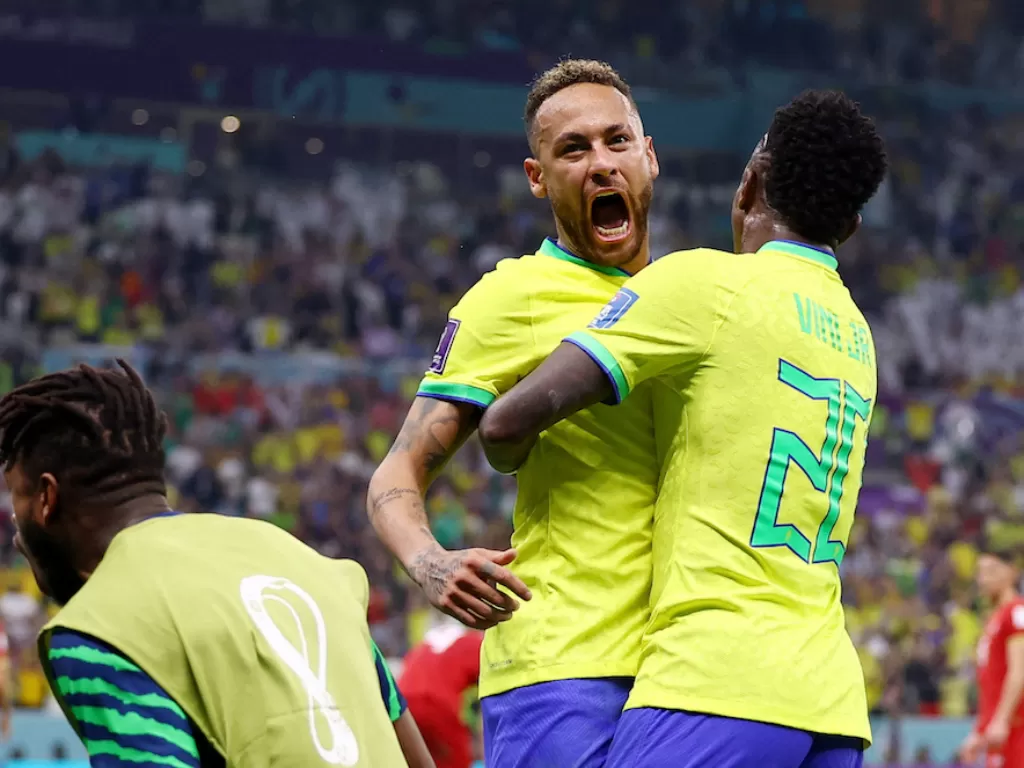 Bintang Timnas Brasil, Neymar Jr, melakukan selebrasi (REUTERS/Kai Pfaffenbach)