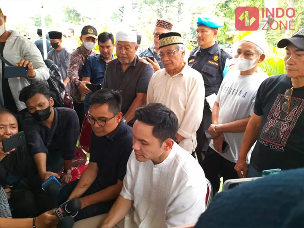 Ben Kasyafani pasca pemakaman sang ayah di kawasan Bintaro, Rabu (30/11/2022). (Arvi/Indozone)