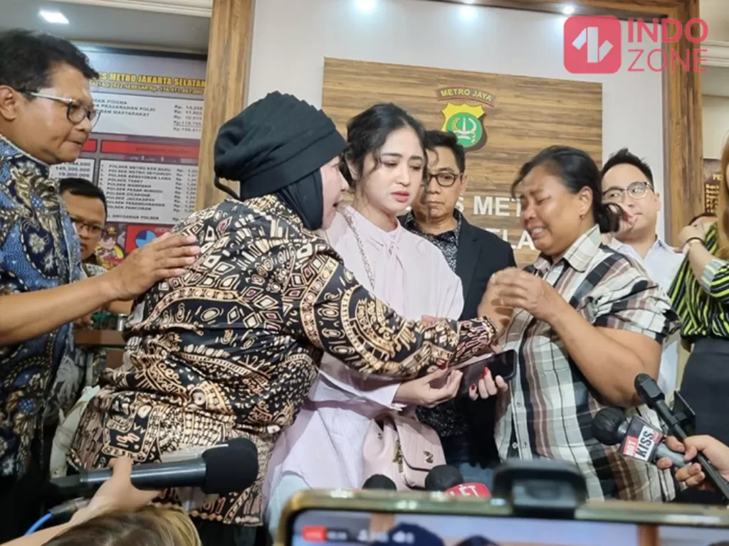 Dewi Perssik dan Ibunda, Sri Muna, menyambangi Polres Metro Jakarta Selatan untuk menghadiri mediasi dengan haters, Selasa (29/11/2022). (Arvi/Indozone)