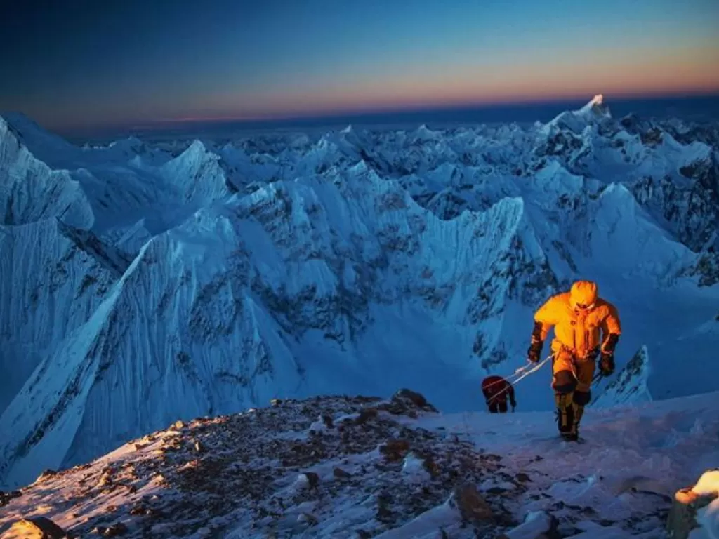 Ilustrasi mendaki gunung Everest. (Freepik)