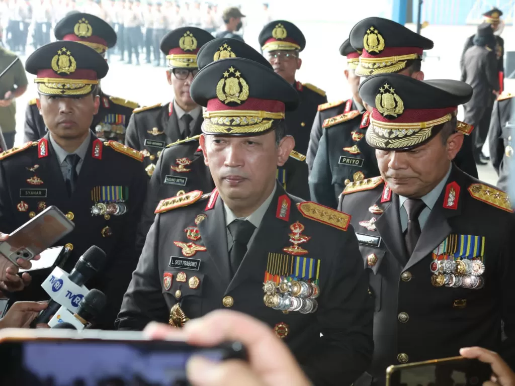 Kapolri Jenderal Listyo Sigit Prabowo pimpin upacara penyerahterimaan jenazah korban jatuhnya helikopter milik Polri di Bangka Belitung. (Dok. Divisi Humas Mabes Polri)