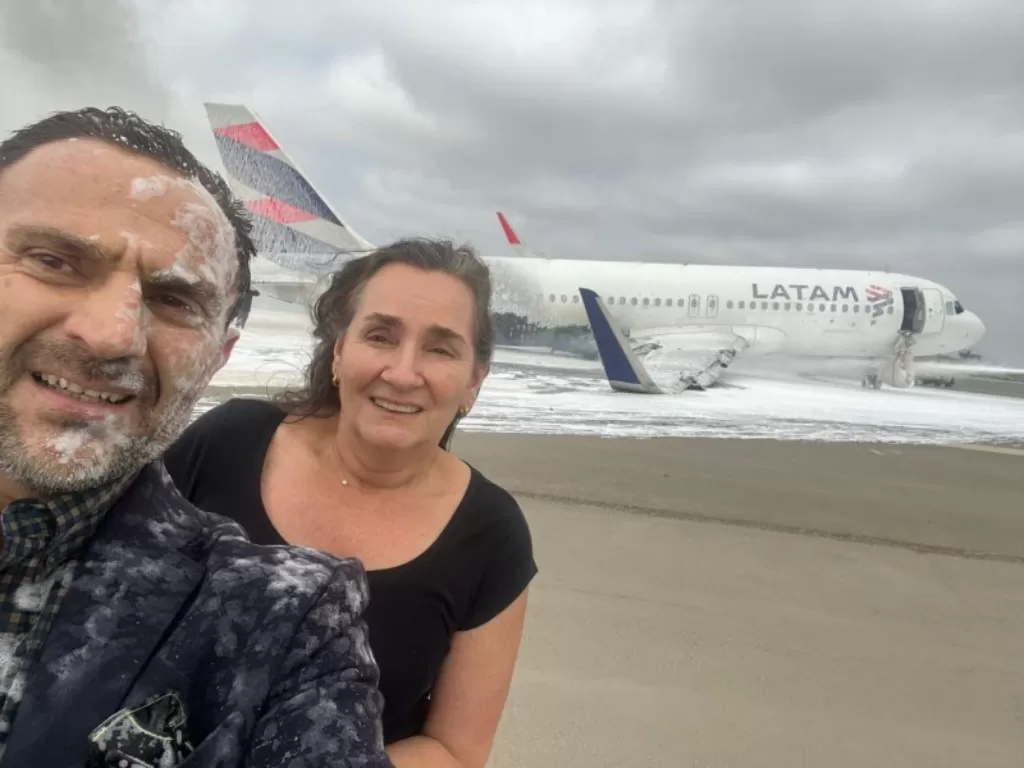 Pasangan yang selamat dari kecelakaan pesawat. (Twitter/@enriquevarsi)