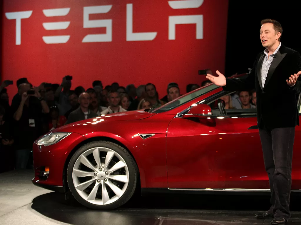 Elon Musk sedang memperkenalkan Tesla. (REUTERS/Stephen Lam)