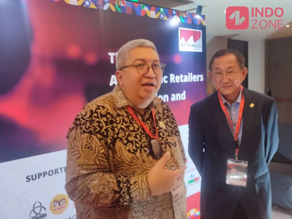 Ketum Aprindo Roy N. Mandey pimpin Federasi Asosiasi Peritel Asia Pasifik (FAPRA). (kiri), Law Boon Eng Deputy President Malaysia Retailers Association. (Indozone.id)