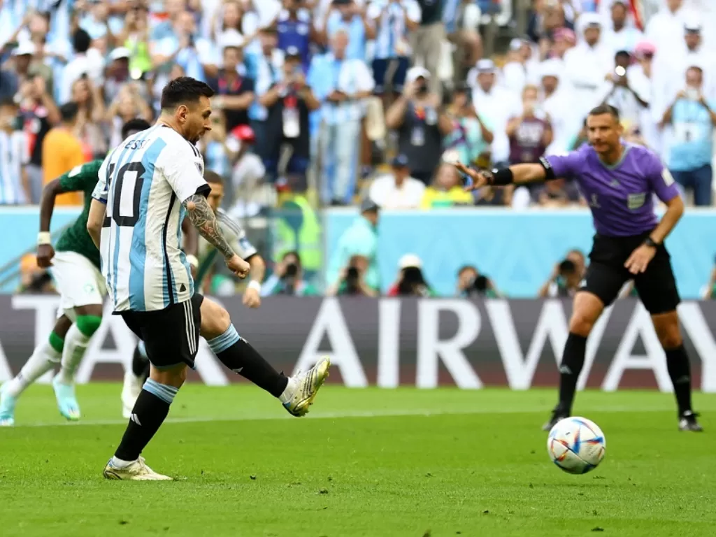 Lionel Messi mengambil penalti saat melawan Arab Saudi (Reuters/Hannah Mckay)