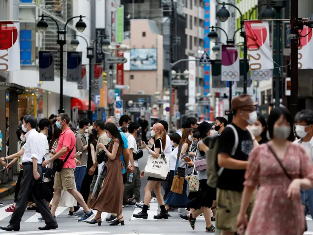 Orang-orang berbelanja di area Shibuya. (REUTERS/Androniki Christodoulou)