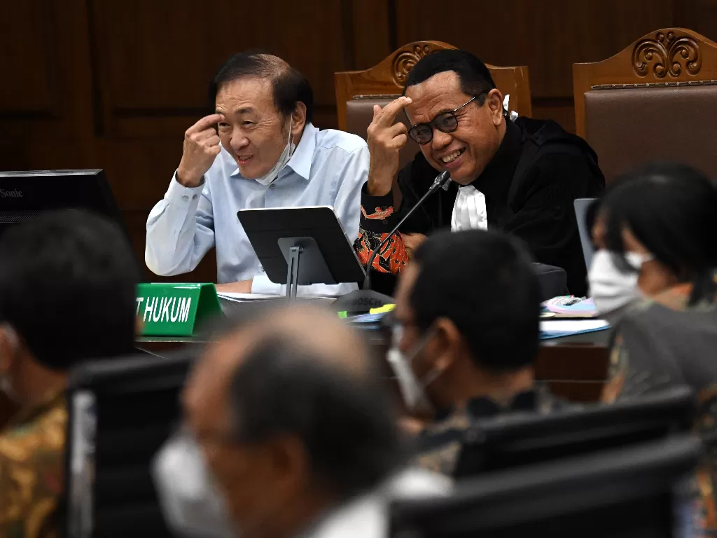 Terdakwa Surya Darmadi (kiri) bereaksi saat mendengarkan keterangan saksi dalam persidangan di Pengadilan Tipikor, Jakarta, Rabu (30/11/2022). (ANTARA FOTO/Aditya Pradana Putra)