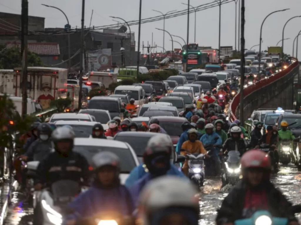 Sejumlah pengendara terjebak kemacetan di Jalan Arif Rahman Hakim, Depok, Jawa Barat, Rabu (19/10/2022). (ANTARA/Asprilla Dwi Adha)
