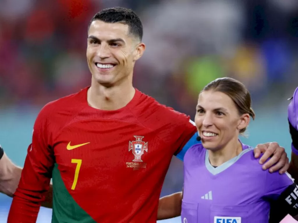 Stephanie Frappart berfoto dengan Cristiano Ronaldo sebelum pertandingan Portugal vs Ghana di Piala Dunia 2022. (REUTERS/Hannah Mckay)