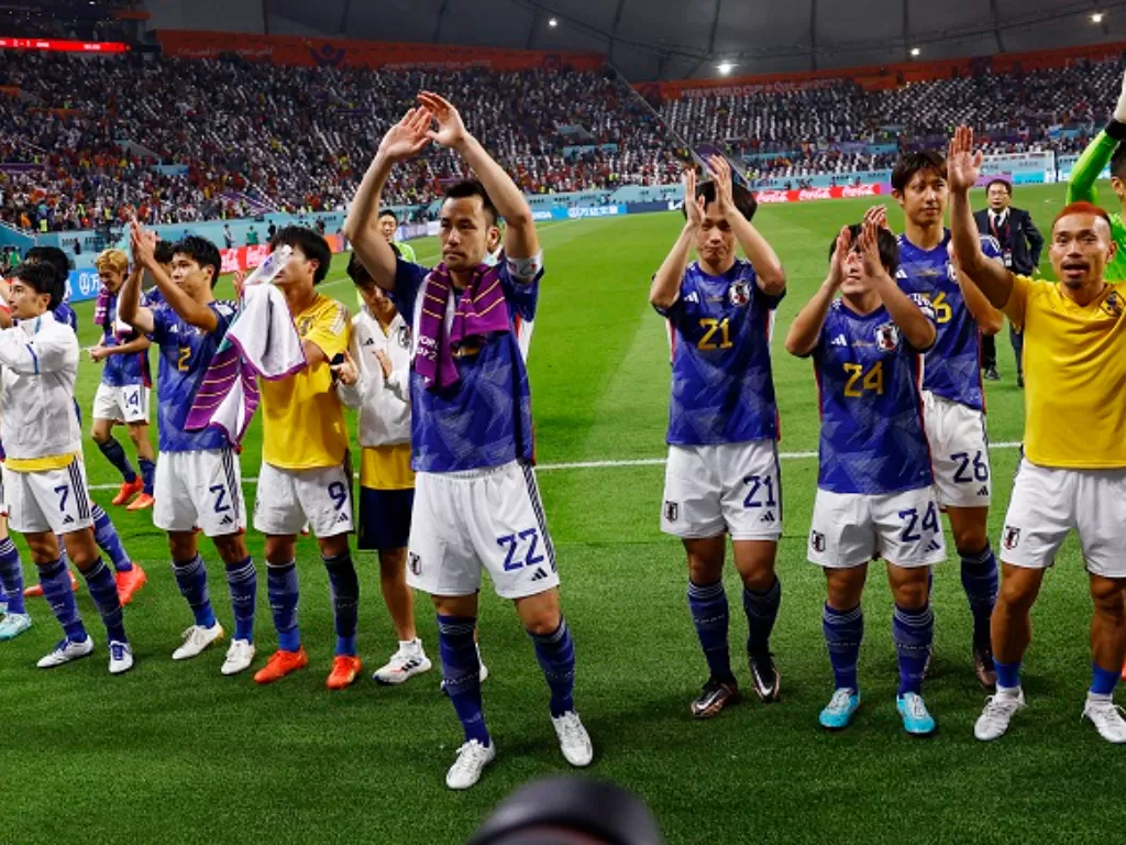 Pemain Timnas Jepang merayakan keberhasilan mereka lolos ke babak 16 Besar Piala Dunia 2022. (REUTERS/Susana Vera)