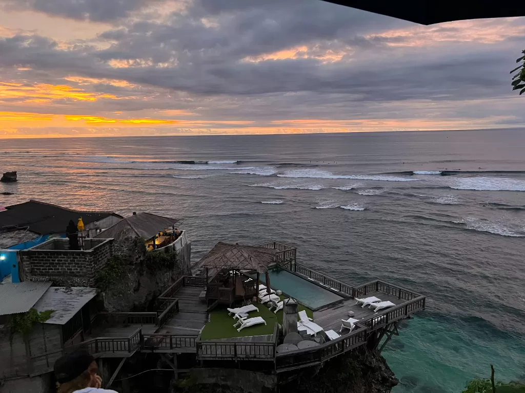 Menikmati sunset di Pantai Suluban, Bali. (Z Creators/Retno Mandriyarini)