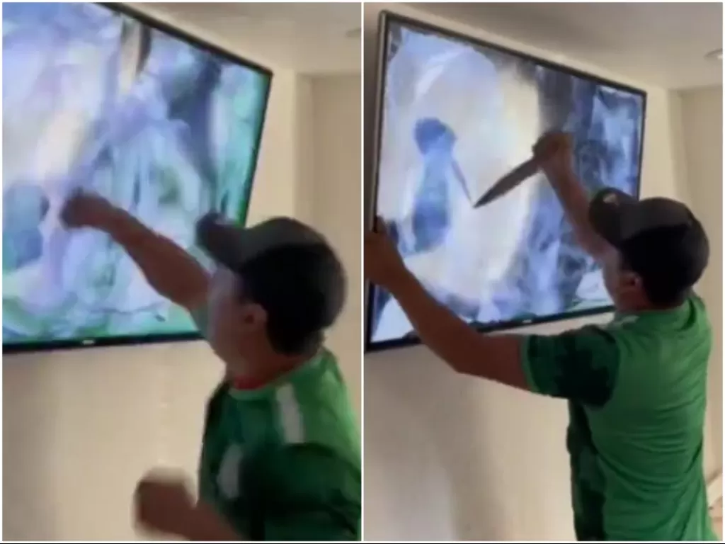 Pendukung Timnas Meksiko hancurkan TV. (Twitter/@feder1coSN)