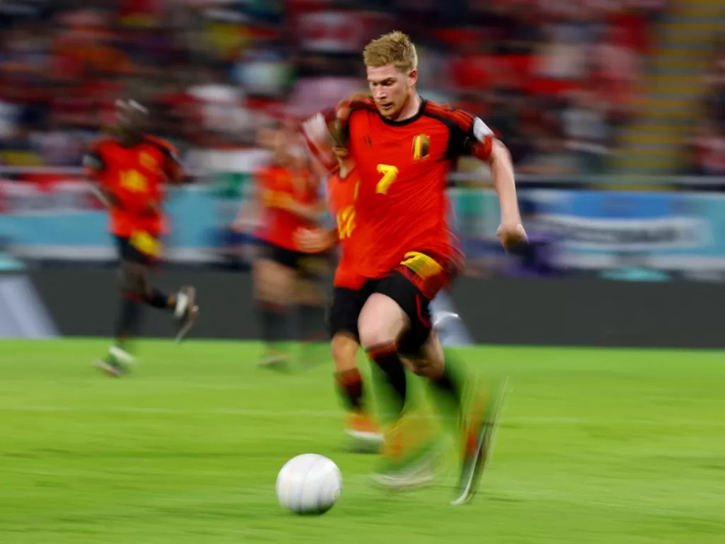 Kevin De Bruyne menggiring bola (Reuters/Kai Pfaffenbach)