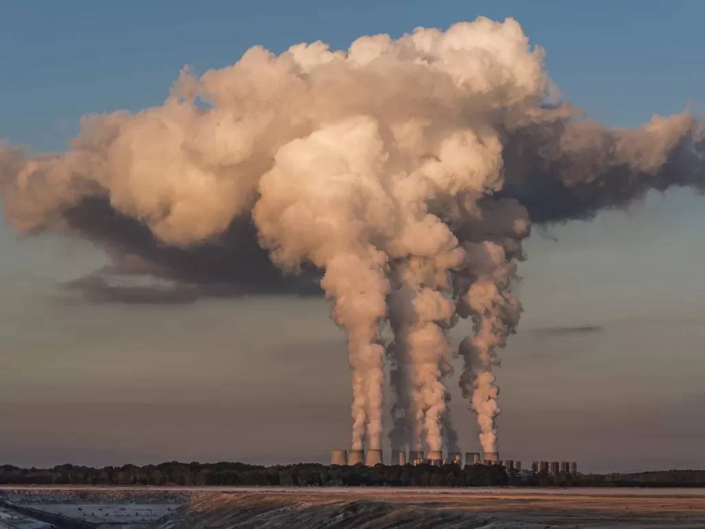 Ilustrasi asap pabrik yang memicu pemanasan global. (Freepik)