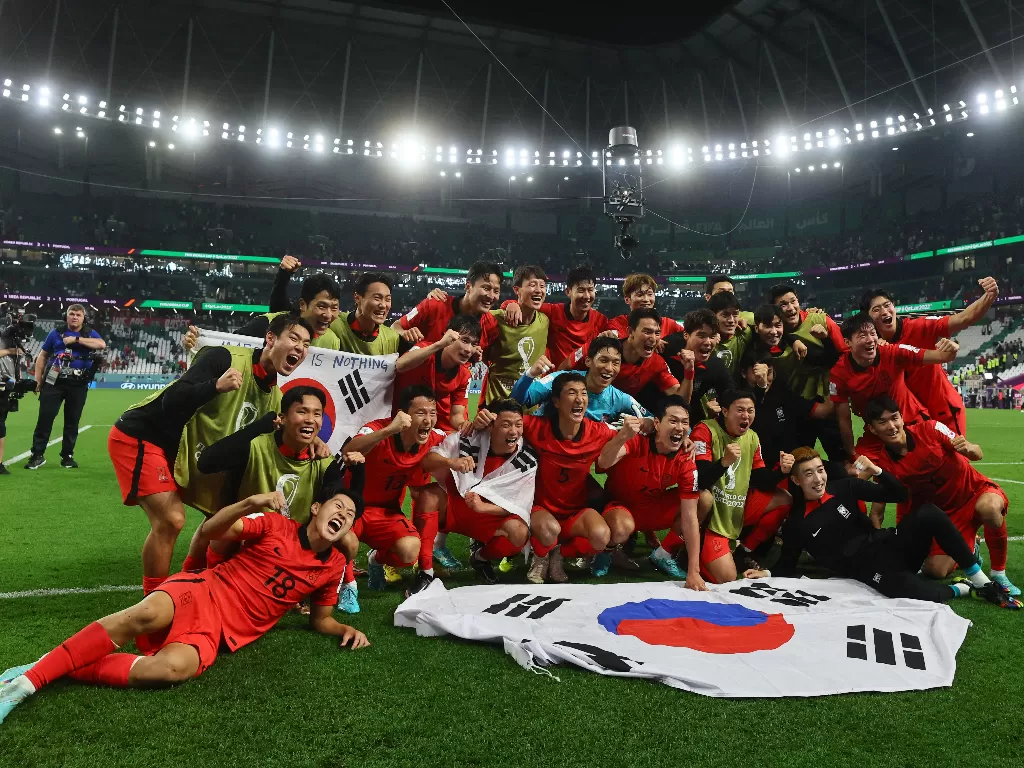 Pemain Korsel merayakan keberhasilan mereka lolos ke 16 Besar Piala Dunia 2022. (REUTERS/Wolfgang Rattay)