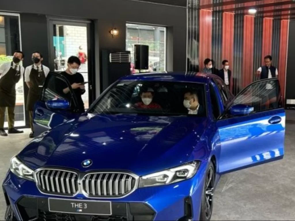 Peluncuran mobil BMW Seri 320i M Sport dan 330i M Sport Pro di Plaza Senayan, Jakarta. (ANTARA/Maria Cicilia Galuh)