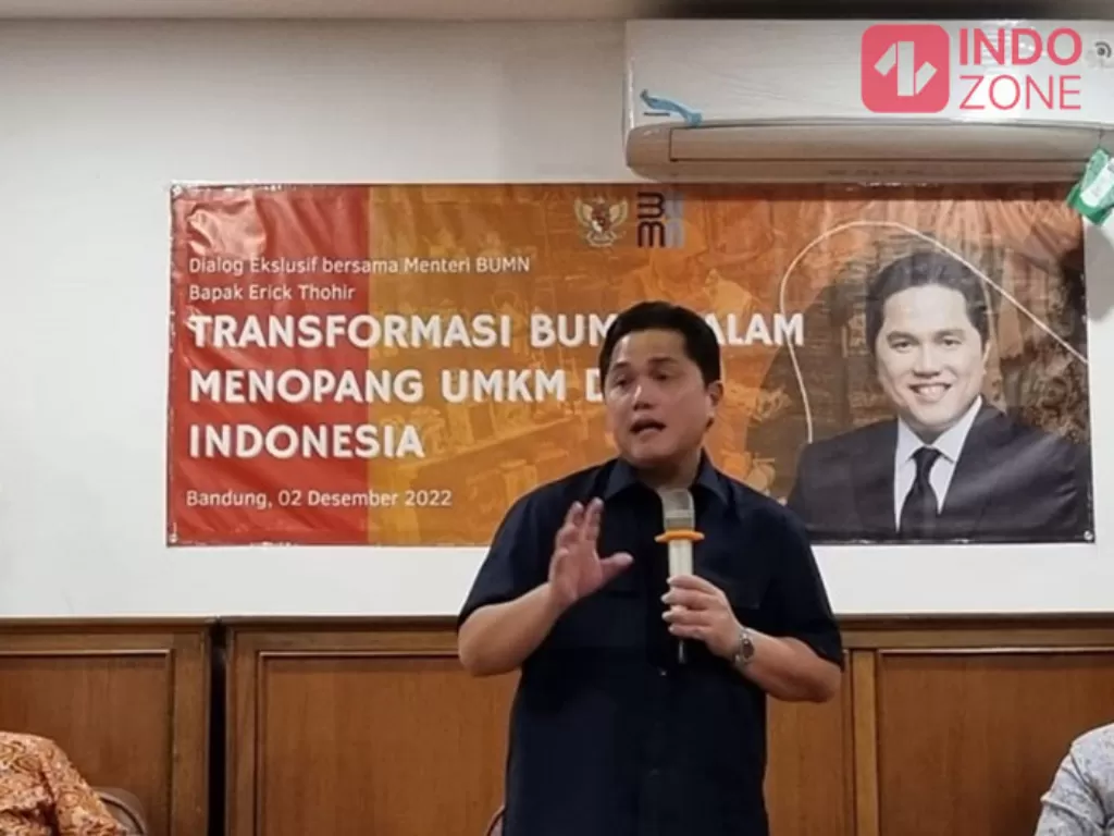 Erick Thohir memberikan paparan terkait Transformasi BUMN dalam Menopang UMKM Di Indonesia, di kawasan Batununggal, Bandung 2 Desember 2022 (INDOZONE/Arvi Resvanty)