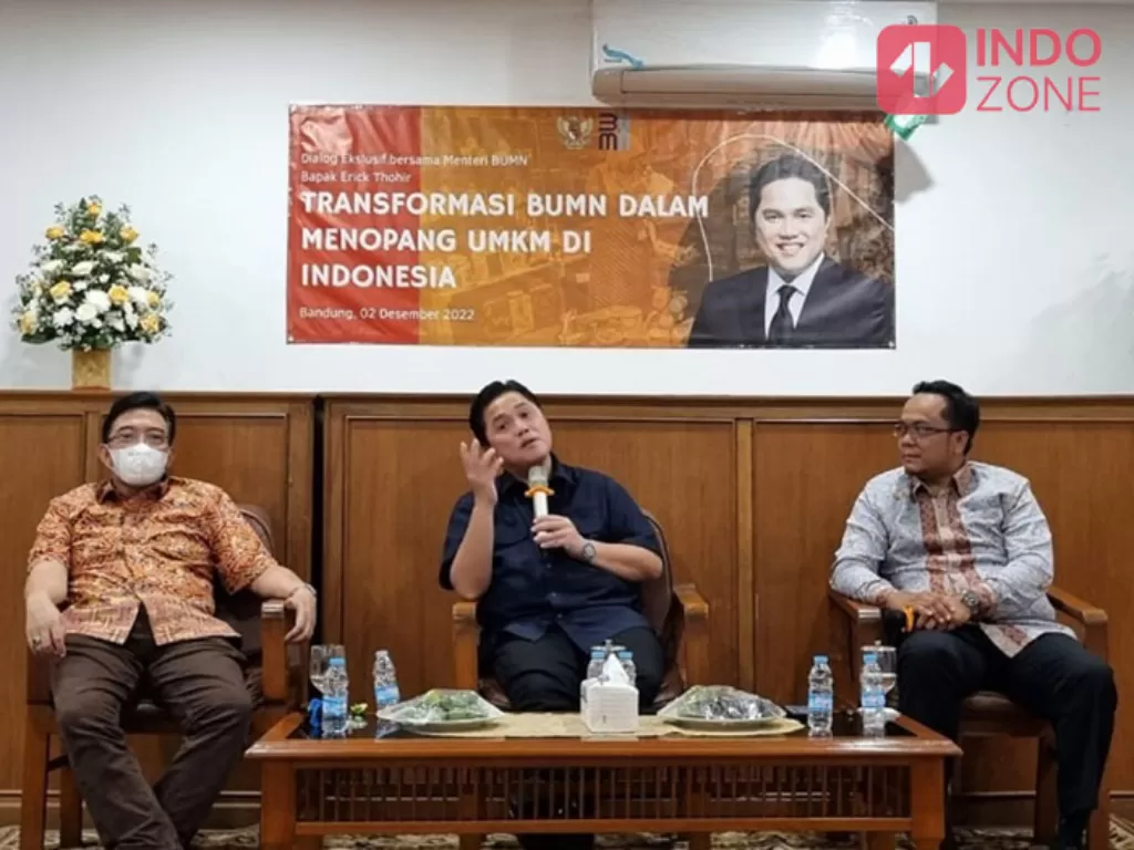 Erick Thohir memberikan paparan terkait Transformasi BUMN dalam Menopang UMKM di Indonesia, di kawasan Batununggal, Bandung 2 Desember 2022 (INDOZONE/Arvi Resvanty)
