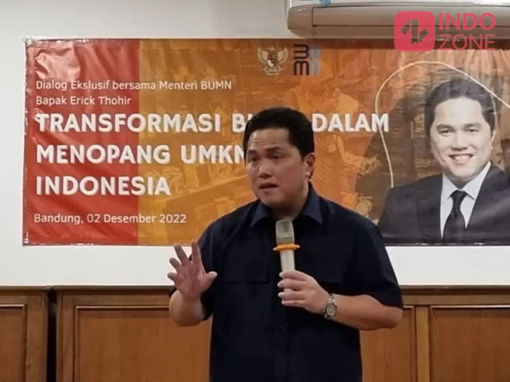 Erick Thohir memberikan paparan terkait Transformasi BUMN dalam Menopang UMKM Di Indonesia, di kawasan Batununggal, Kota Bandung (2/12/2022). (Arvi Resvanty/Indozone)