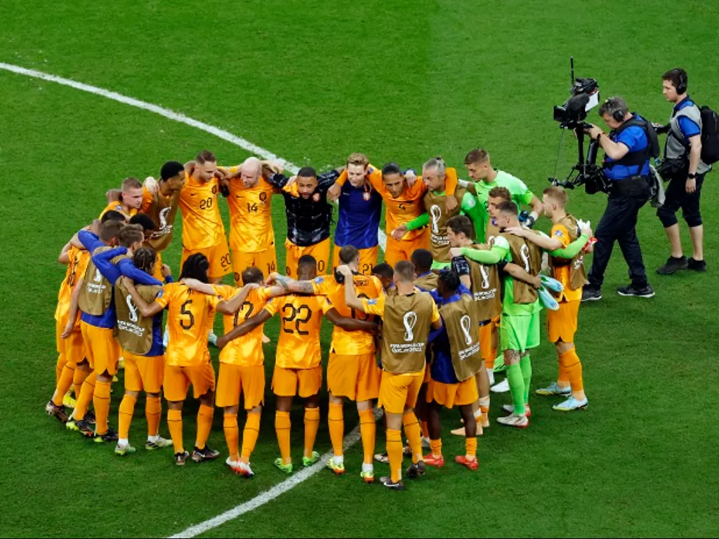 Timnas Belanda merayakan keberhasilan mereka lolos babak 16 besar Piala Dunia 2022. (REUTERS/Pedro Nunes)