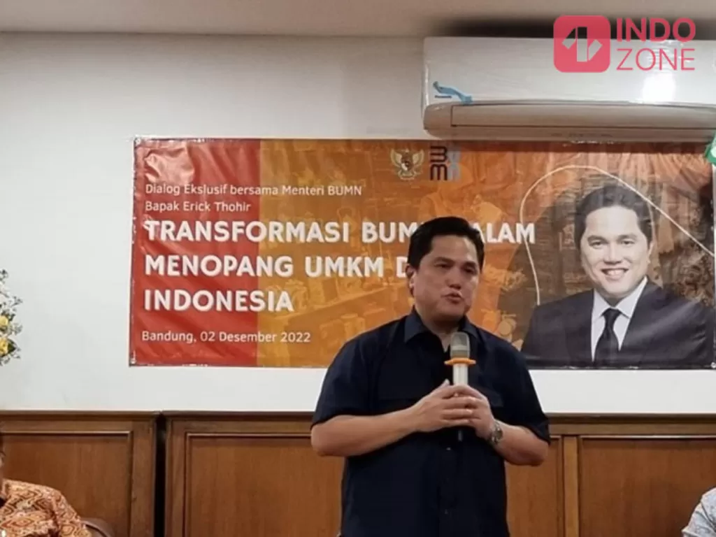 Menteri BUMN, Erick Thohir, memberikan paparan terkait Transformasi BUMN dalam Menopang UMKM di Indonesia, di kawasan Batununggal, Bandung 2 Desember 2022 (INDOZONE/Arvi Resvanty)