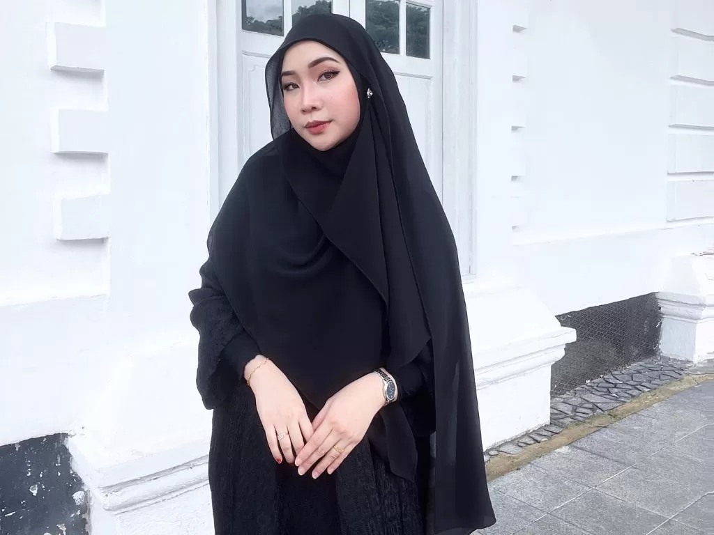Pramugari asal Malaysia masuk Islam. (Instagram/@elyszulaikha)