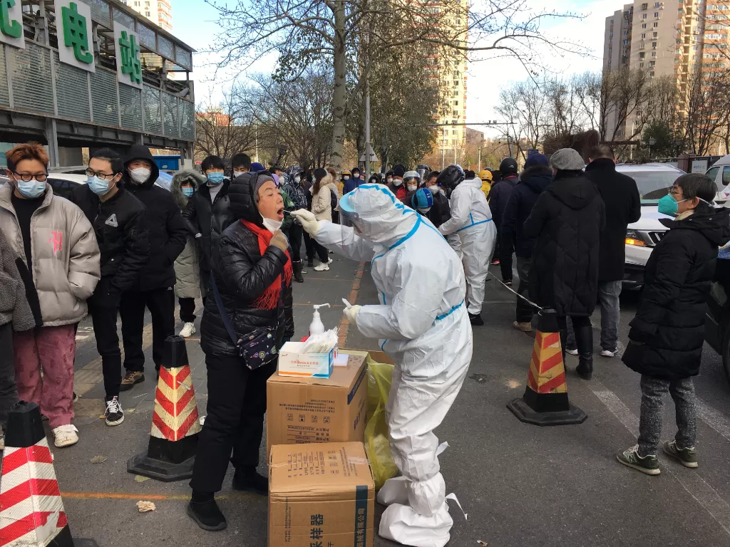 Massa memadati tempat tes PCR di pinggir jalan di Distrik Chaoyang, Kota Beijing, China, Sabtu (3/12) sore, hingga menimbulkan antrean panjang. (ANTARA/M Irfan Ilmie)