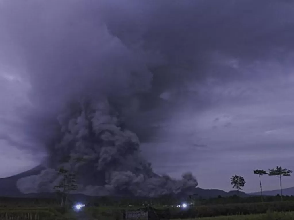 Gunung Semeru, Lumajang, erupsi dengan memuntahkan awan panas (ANTARA FOTO/SENO)