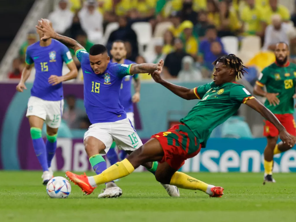 Pemain Timnas Brasil, Gabriel Jesus (kiri), di Pertandingan Melawan Kamerun (REUTERS/Amanda Perobelli)