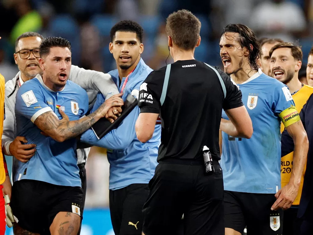 Jose Gimenez (kiri) dan Edinson Cavani (kanan) memprotes kekalahan timnas Uruguay kepada wasit. (REUTERS/John Sibley)