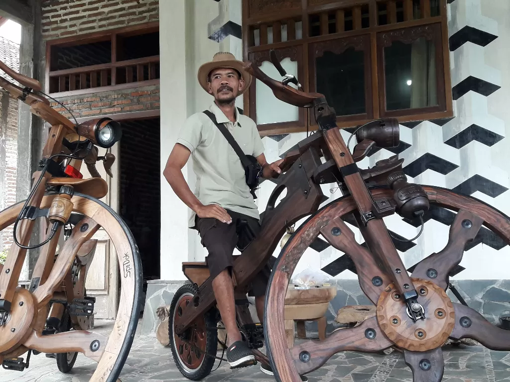 Suryanto, pembuat sepeda kayu. (Z Creators/Firmanto Imansyah)