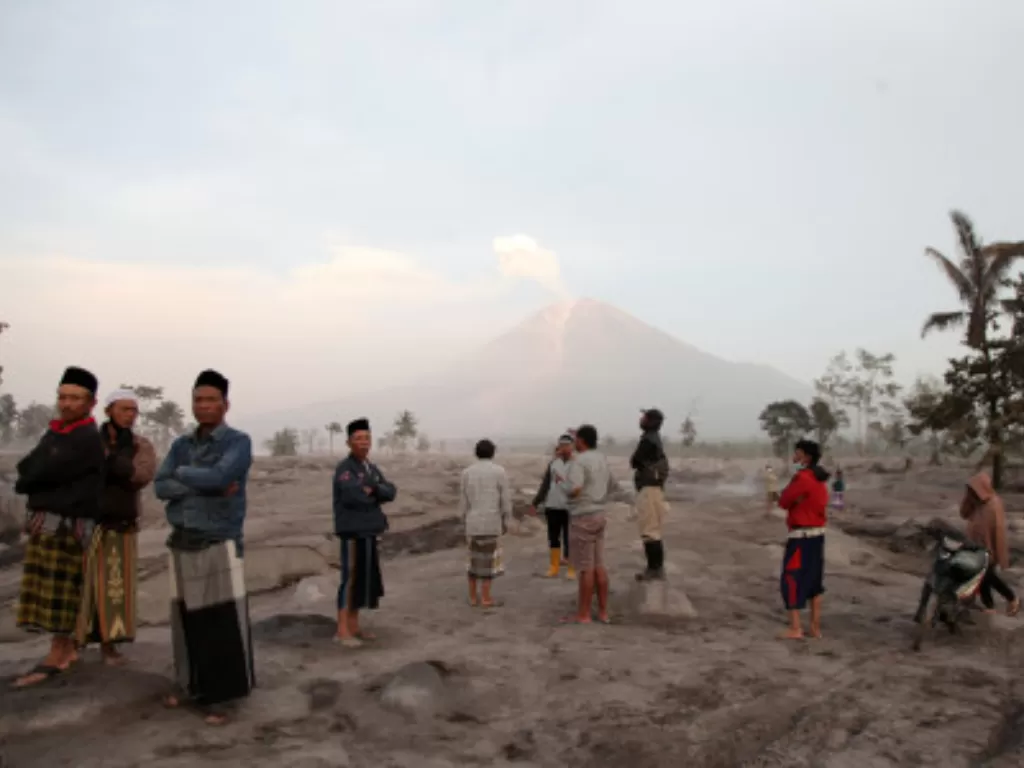 Warga melihat Gunung Semeru yang mengeluarkan material vulkanis dari Desa Sumberwuluh,Lumajang, Jawa Timur, Senin (Ilustrasi/ANTARA FOTO/Umarul Faruq)