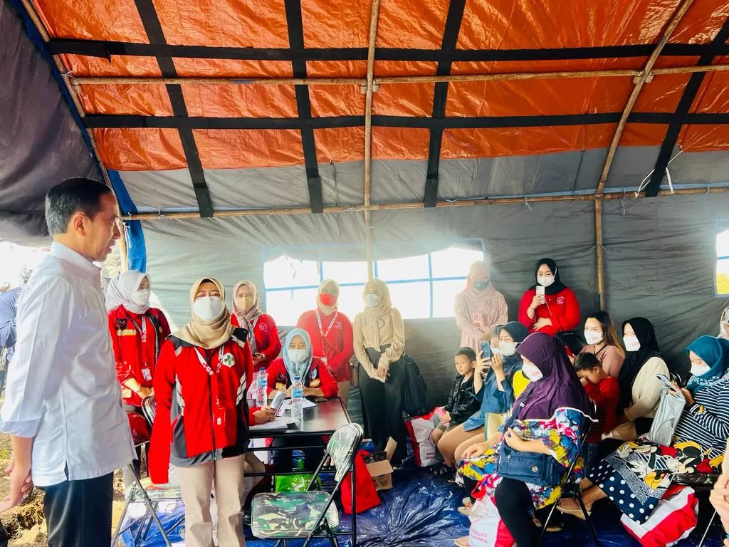 Presiden Jokowi mengunjungi posko pengungsi gempa Cianjur, Senin (05/12/2022). (Foto: BPMI Setpres/Laily Rachev)