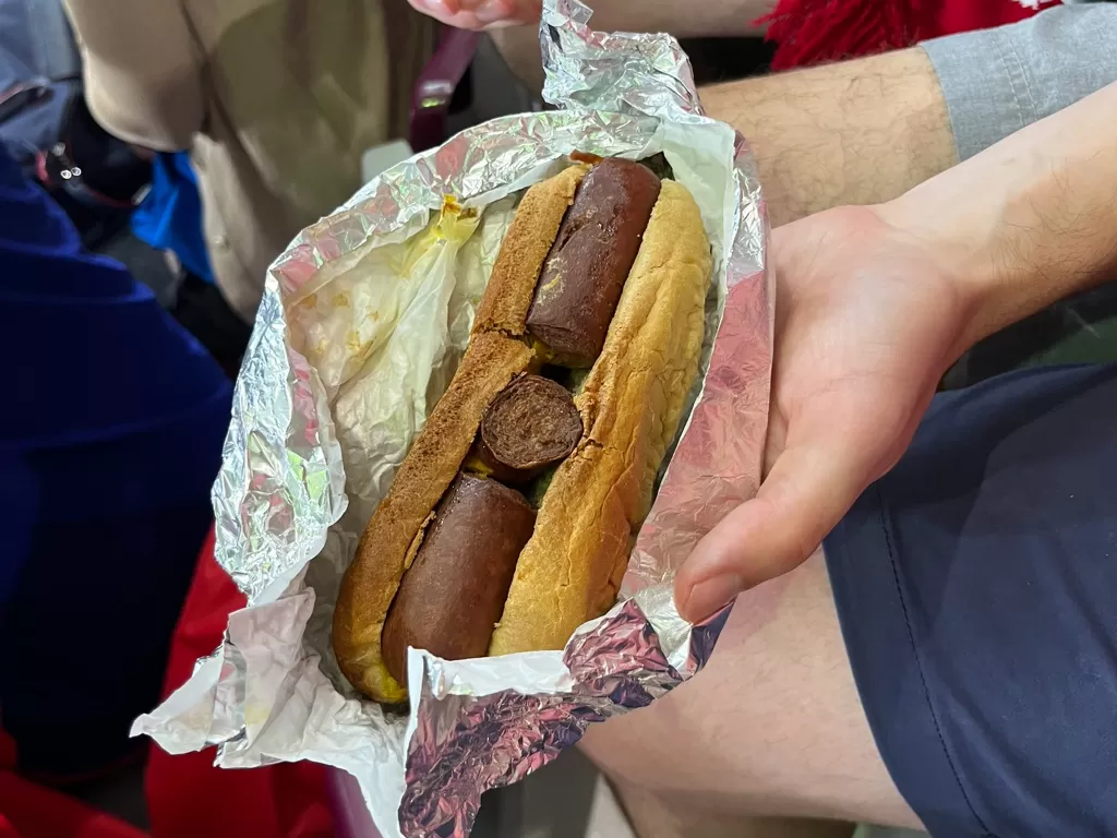 Hot dog yang dijual di salah satu stadion Piala Dunia Qatar (Twitter/TheSuperAJ)