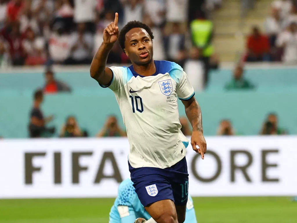 Raheem Sterling merayakan gol ketiga timnas Inggris saat melawan Iran. (REUTERS/Hannah Mckay)