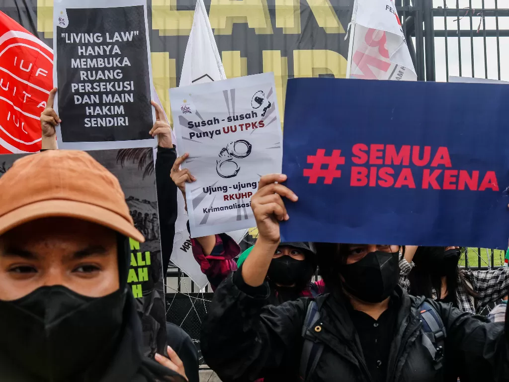 Sejumlah aktivis dari gabungan sejumlah elemen masyarakat melakukan unjuk rasa menolak RKUHP. (ANTARA FOTO/Darryl Ramadhan).