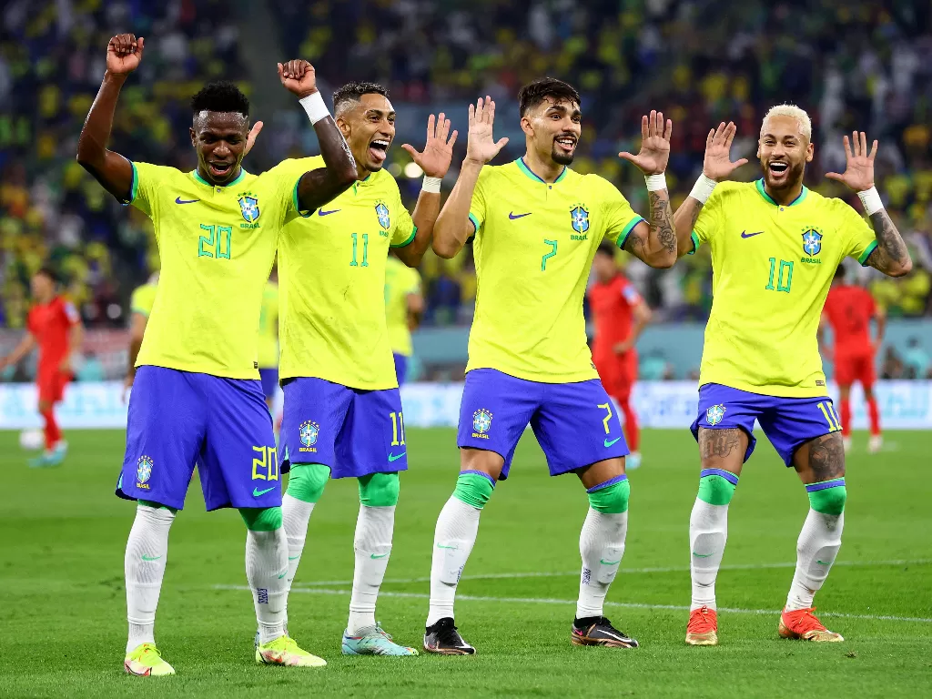 Neymar dan pemain Brasil merayakan gol kedua ke gawang Korea Selatan di 16 besar Piala Dunia 2022. (REUTERS/Carl Recine)