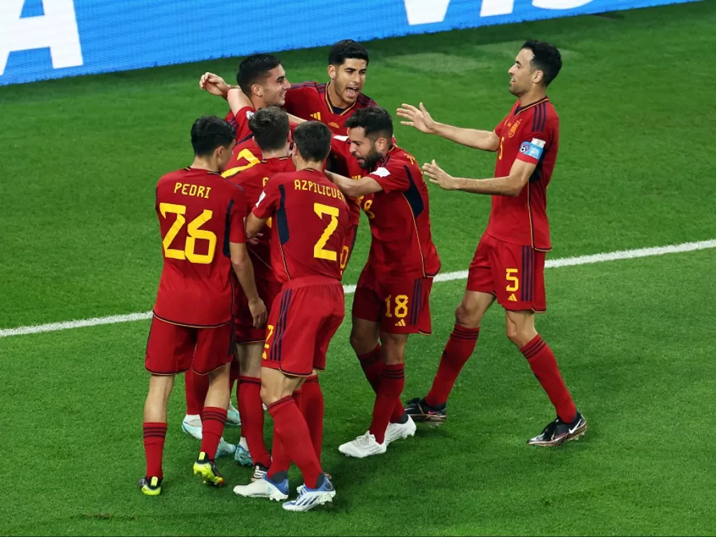 Timnas Spanyol merayakan gol (Reuters/Marko Djurica)