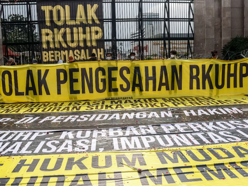 Sejumlah aktivis dari gabungan sejumlah elemen masyarakat menolak pengesahan RKUHP. (ANTARA FOTO/Darryl Ramadhan).