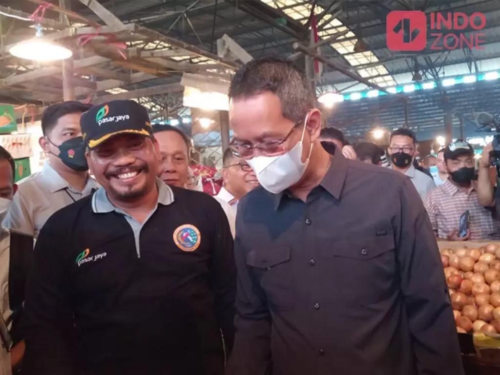 Penjabat (Pj) Gubernur DKI Jakarta, Heru Budi Hartono mengunjungi Pasar Kramat Jati, Jakarta Timur, Selasa (6/12/2022). (INDOZONE/Febyora Dwi Rahmayani)