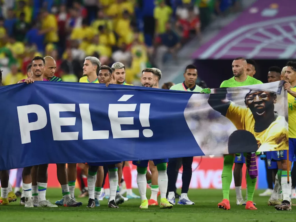 Pemain Timnas Brasol memberikan tribute ke Pele (REUTERS/Annegret Hilse)