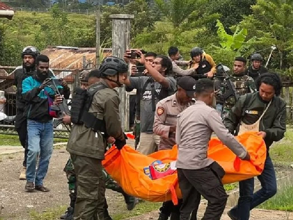 Jenazah tukang ojek yang menjadi korban penembakan KKB di Kabupaten Pegunungan Bintang, Provinsi Papua Pegunungan, Selasa (6/12/2022) dievakuasi ke Oksibil. (ANTARA/HO/Polres Pegunungan Bintang)