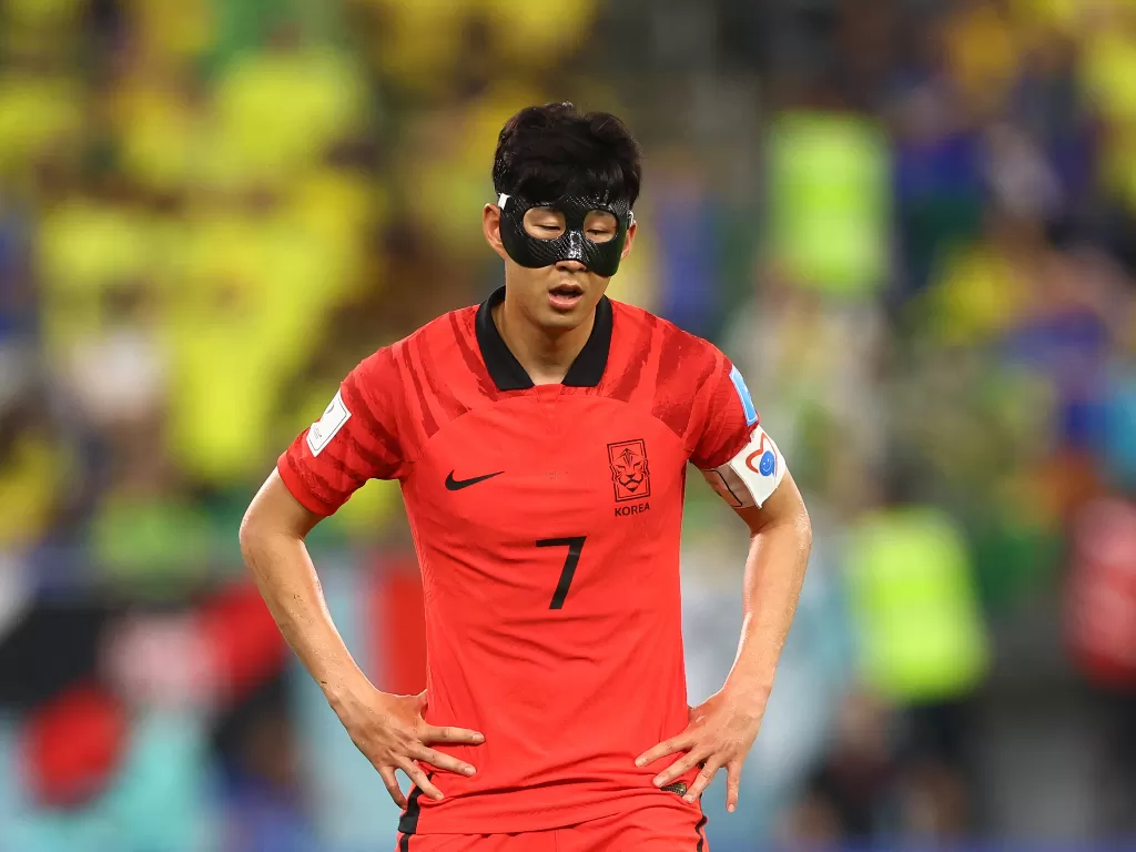 Reaksi Son Heung-min usai Korea Selatan kalah dari Brasil di 16 Besar Piala Dunia 2022. (REUTERS/Carl Recine)